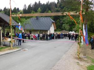 Zbrani udeleženci otvoritve odseka Stara žaga - Pavlič. 